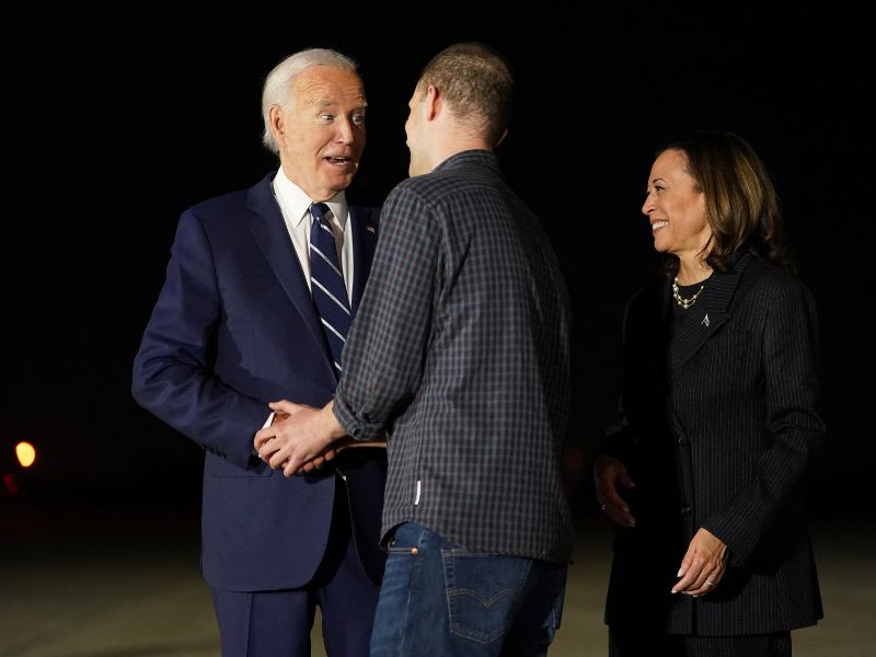 Evan Gershkovich and Paul Whelan Greeted by Biden and Harris After Historic Russia-West Prisoner Swap